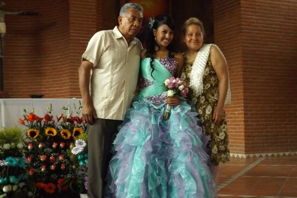 Karla Fernanda felíz con sus abuelos