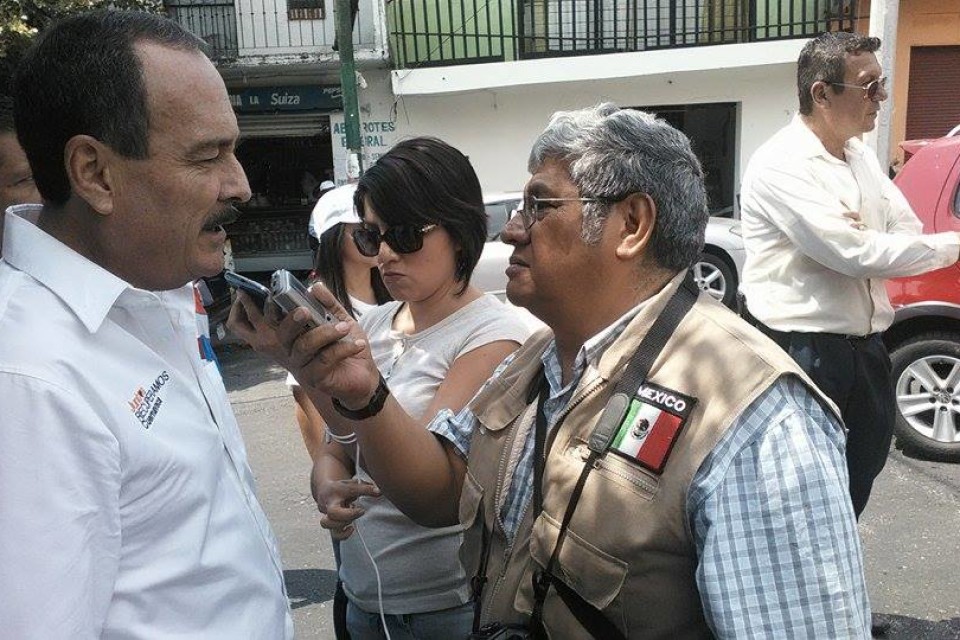 Manuel Garcia entrevistando al Candidato