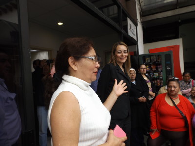 Fotos Manuel García y García.- Cuernavaca, Mor.,  a 30 de septiembre.-  La licenciada Verónica Martínez García (centro) directora general del Instituto de Crédito del Gobierno del Estado, recibe el agradecimiento de la líder de la Asociación de Jubilados y Pensionados Administrativos del Gobierno del Estado, Ana Lilia Ocampo Castrejón, así como del compañero Enrique Barreto, quienes al frente de un centenar de jubilados, concurrieron a las instalaciones del mencionado Instituto y en donde la Lic. Martínez, les informó que gracias a la benevolencia del mandatario estatal, Graco Ramírez, serán 40 millones de pesos los que se repartan en créditos para los más de 3621 jubilados de los tres poderes de Gobierno.        los jubilados entre gritos de loas y porras, entregaron un ramo de flores a la  Lic. Martínez por el apoyo que brindó durante la junta del Consejo Directivo del Instituto que tan atinadamente dirige. los créditos empezaran a otorgarse a partir de la primera semana octubre. Ana Lilia Ocampo y Enrique Barreto también se llevaron el agradecimiento de sus agremiados, mismos que con toda la fuerza apoyan a su líder en todas y cada una de sus decisiones al frente de la Asociación de Jubilados y Pensionados Administrativos del Gobierno del Estado.