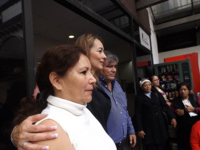 Fotos Manuel García y García.- Cuernavaca, Mor.,  a 30 de septiembre.-  La licenciada Verónica Martínez García (centro) directora general del Instituto de Crédito del Gobierno del Estado, recibe el agradecimiento de la líder de la Asociación de Jubilados y Pensionados Administrativos del Gobierno del Estado, Ana Lilia Ocampo Castrejón, así como del compañero Enrique Barreto, quienes al frente de un centenar de jubilados, concurrieron a las instalaciones del mencionado Instituto y en donde la Lic. Martínez, les informó que gracias a la benevolencia del mandatario estatal, Graco Ramírez, serán 40 millones de pesos los que se repartan en créditos para los más de 3621 jubilados de los tres poderes de Gobierno.        los jubilados entre gritos de loas y porras, entregaron un ramo de flores a la  Lic. Martínez por el apoyo que brindó durante la junta del Consejo Directivo del Instituto que tan atinadamente dirige. los créditos empezaran a otorgarse a partir de la primera semana octubre. Ana Lilia Ocampo y Enrique Barreto también se llevaron el agradecimiento de sus agremiados, mismos que con toda la fuerza apoyan a su líder en todas y cada una de sus decisiones al frente de la Asociación de Jubilados y Pensionados Administrativos del Gobierno del Estado.